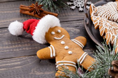 Lezzetli zencefilli kurabiyeler ve ahşap arka planda Noel dekoru..