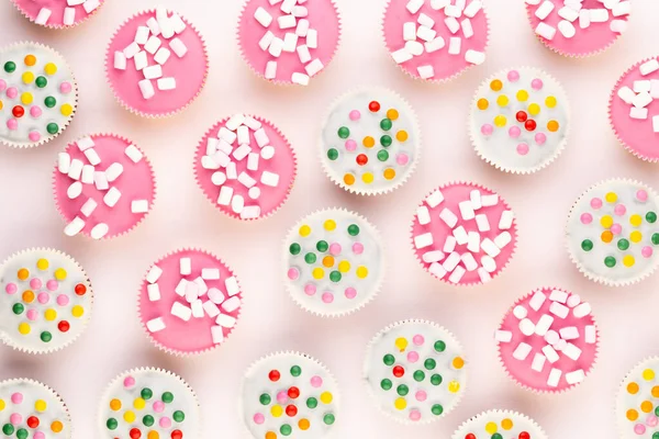 Múltiples Muffins Coloridos Bien Decorados Sobre Fondo Blanco Vista Superior —  Fotos de Stock