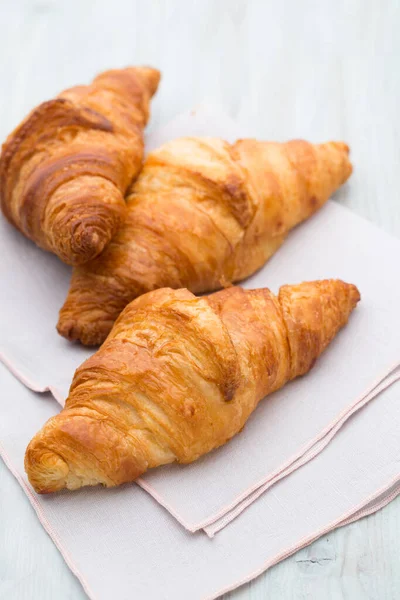 Chutné Máslové Croissanty Starém Dřevěném Stole — Stock fotografie