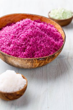 Doğal deniz tuzlu spa seti. Salon tedavisi daveti için spa konsepti veya şablonu. 