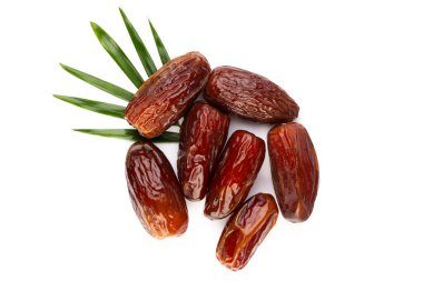 Kuru tarihler beyaz arkaplanda izole edilmiş. Üst Manzara. Düz uzanma deseni.