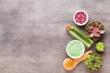 Metin için alanı olan bir spa arkaplanı. Spa tebrik kartı demek. Aromaterapi teması, el yapımı biyokozmetik. Düz yatıyordu.