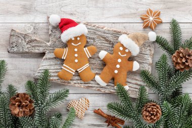 Lezzetli zencefilli kurabiyeler ve ahşap arka planda Noel dekoru..