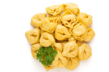 Çiğ makarna, otlu tortellini..