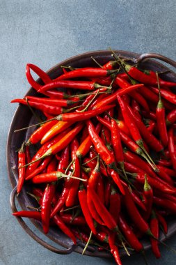 Pastel arka planı olan kırmızı biber deseni, kalıp arka plan tasarımı.