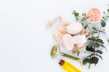 Kaplıca ve ev yapımı kozmetik ürünleri. Pastel arka planda kaplıca ürünleri olan şişeler.