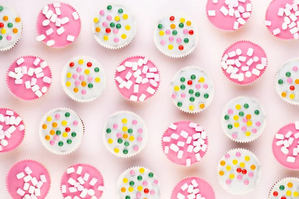 Múltiples Muffins Coloridos Bien Decorados Sobre Fondo Blanco Vista Superior —  Fotos de Stock