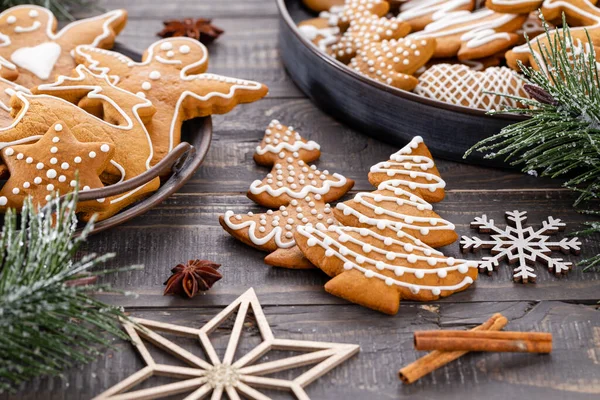 Sabrosas Galletas Jengibre Decoración Navideña Sobre Fondo Madera — Foto de Stock