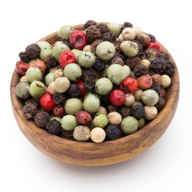 Beyaz arka planda kaşıkta biber tohumu.