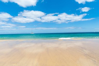 Güzel sahil manzarası ve tropikal Lanzarote denizi. Kanaryalar
