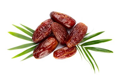 Kuru tarihler beyaz arkaplanda izole edilmiş. Üst Manzara. Düz uzanma deseni.