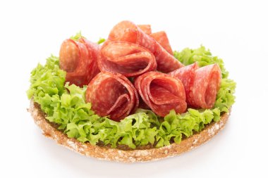 Beyaz arka planda salamlı sandviç.. 