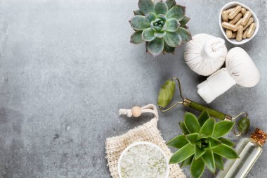 Kaplıca ve ev yapımı kozmetik ürünleri. Pastel arka planda kaplıca ürünleri olan şişeler.