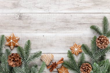 Lezzetli zencefilli kurabiyeler ve ahşap arka planda Noel dekoru..