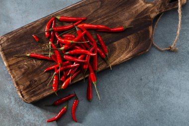 Pastel arka planı olan kırmızı biber deseni, kalıp arka plan tasarımı.