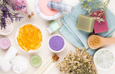 Spa ve banyo ev yapımı kozmetik ürünleri. Pastel arka planda kaplıca ürünleri olan şişeler, üst görünüm.. 