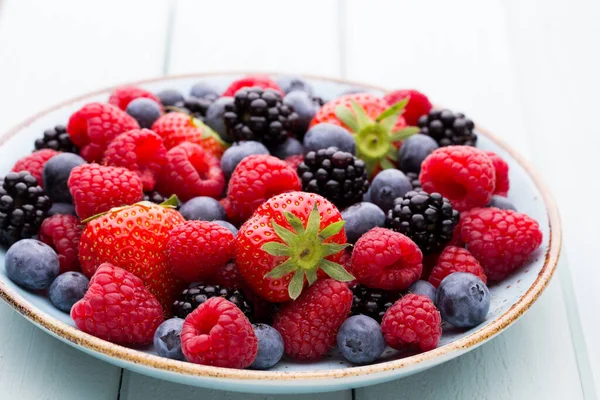 Fresh Berries Salad Plate Wooden Background Flat Lay Top View — Stock Photo, Image