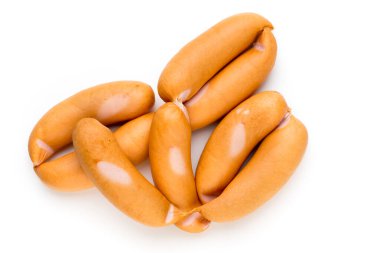 Beyaz arka planda yalıtılmış domuz sosisi ve baharat..