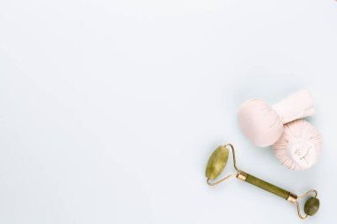 Kaplıca ve cilt bakım ürünleri. Pastel arka planda kaplıca ürünleri olan şişeler.