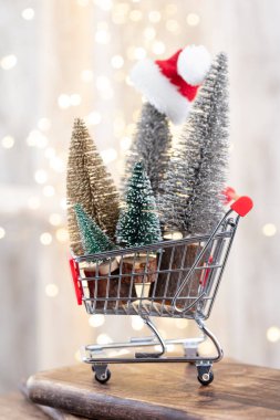 Tahtada Noel ağacı, bokeh arka plan. Noel kutlaması konsepti. Tebrik kartı.