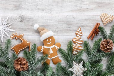 Lezzetli zencefilli kurabiyeler ve ahşap arka planda Noel dekoru..