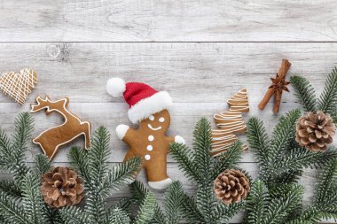 Lezzetli zencefilli kurabiyeler ve ahşap arka planda Noel dekoru..