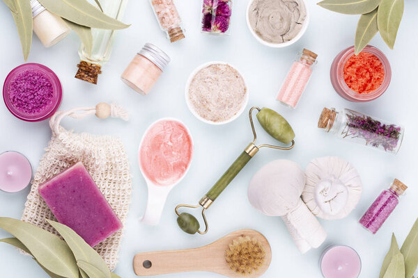 Спа и уход за кожей домашняя косметика. Бутылки с косметическими средствами на пастельном фоне.