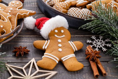 Lezzetli zencefilli kurabiyeler ve ahşap arka planda Noel dekoru..