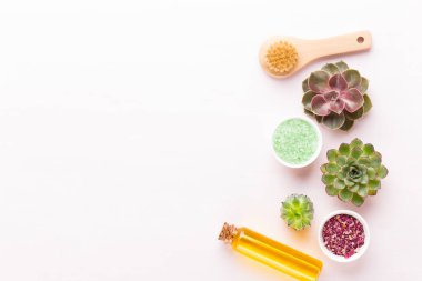 Ev yapımı kozmetik, metin için bir alanı olan bir arka plan. Spa tebrik kartı demek. Aromaterapi teması, el yapımı biyokozmetik. Düz yatıyordu.