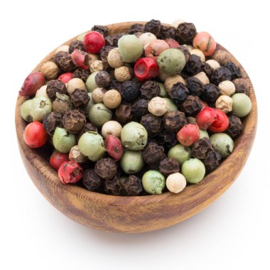 Beyaz arka planda kaşıkta biber tohumu.