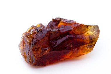 Kahverengi karamelli şeker küpü beyaz zemin üzerinde izole.