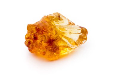 Kahverengi karamelli şeker küpü beyaz zemin üzerinde izole.