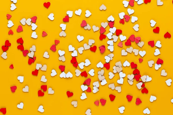 Kleine Holzherzen Auf Gelbem Hintergrund Eine Kreative Idee Valentinstag Grußkarte — Stockfoto