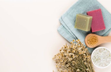 Spa ve banyo ev yapımı kozmetik ürünleri. Pastel arka planda kaplıca ürünleri olan şişeler, üst görünüm.. 