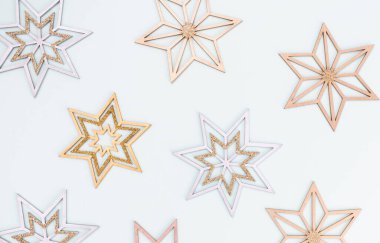 Şenlikli pastel arka plan. Noel yıldızları ve parıldayan parıltılar, pastel arka planda konfeti. Noel arkaplanı, düz uzanma.