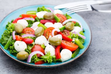 Taze sebze salatası. Caprese. Caprese salatası. İtalyan salatası. Akdeniz salatası. İtalyan mutfağı.