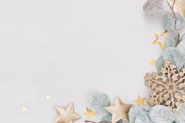 Şenlikli pastel arka plan. Noel yıldızları ve parıldayan parıltılar, pastel arka planda konfeti. Noel arkaplanı, düz uzanma.