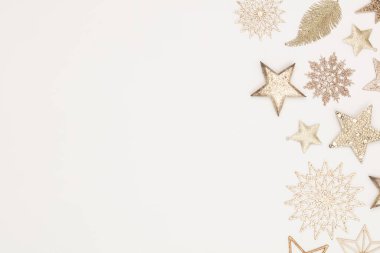 Beyaz ahşap masanın üzerinde Noel arkaplanı.