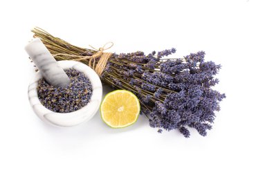 Lavanta ve turuncu doğal kozmetik ürünleri, beyaz arka planda ev yapımı spa için limon..