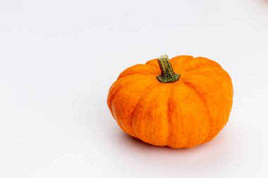 Creative Top view düz sonbahar kompozisyonu. Kabak kabaklarından yapılmış çerçeve renkli kağıt arkaplan kopyalama alanı. Şablon güz hasadı Şükran Günü Cadılar Bayramı davetiye kartları.