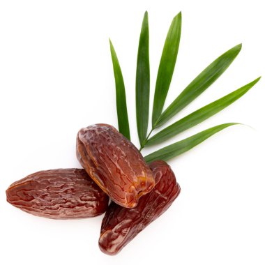 Kuru tarihler beyaz arkaplanda izole edilmiş. Üst Manzara. Düz uzanma deseni.