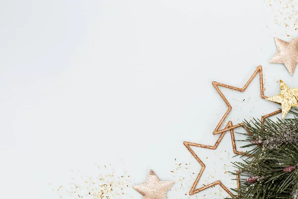 喜庆的背景 圣诞明星和闪亮的光芒 意大利面的背景 圣诞节背景 平躺在地上 — 图库照片