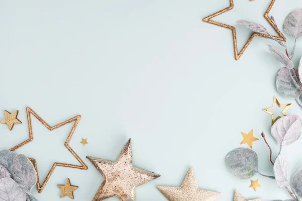 Festlicher Pastellhintergrund Weihnachtssterne Und Glitzernder Glanz Konfetti Auf Pastellfarbenem Hintergrund — Stockfoto