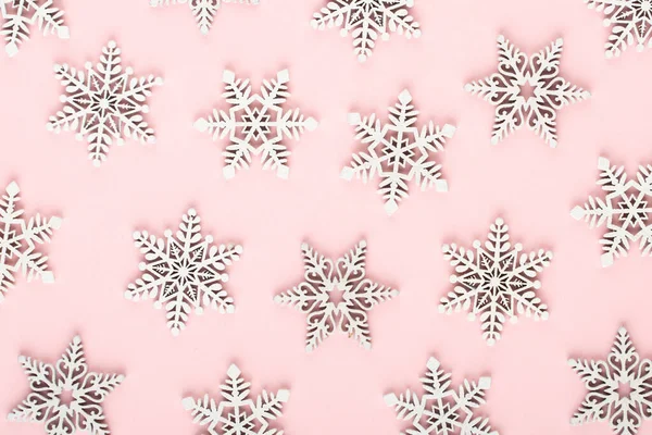 クリスマスの背景 ピンクの背景に白い雪の装飾 — ストック写真