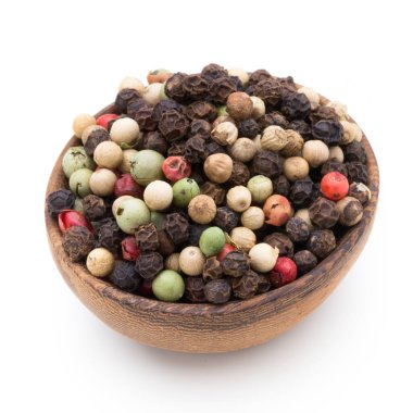 Beyaz arka planda kaşıkta biber tohumu.