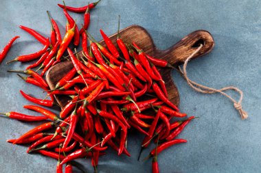 Pastel arka planı olan kırmızı biber deseni, kalıp arka plan tasarımı.