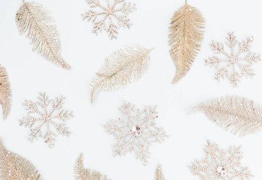 Şenlikli pastel arka plan. Noel yıldızları ve parıldayan parıltılar, pastel arka planda konfeti. Noel arkaplanı, düz uzanma.