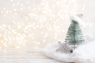 Noel küçük ağaçları ve altın ışıklar bokeh.