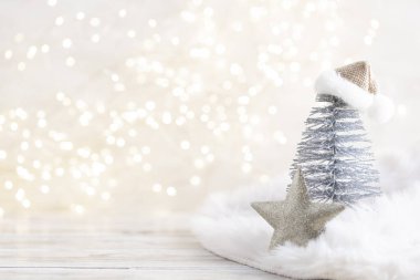 Noel küçük ağaçları ve altın ışıklar bokeh.