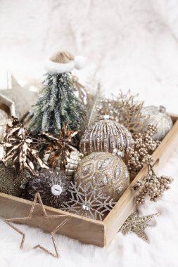 Altın noel sade topları yün arka planda.